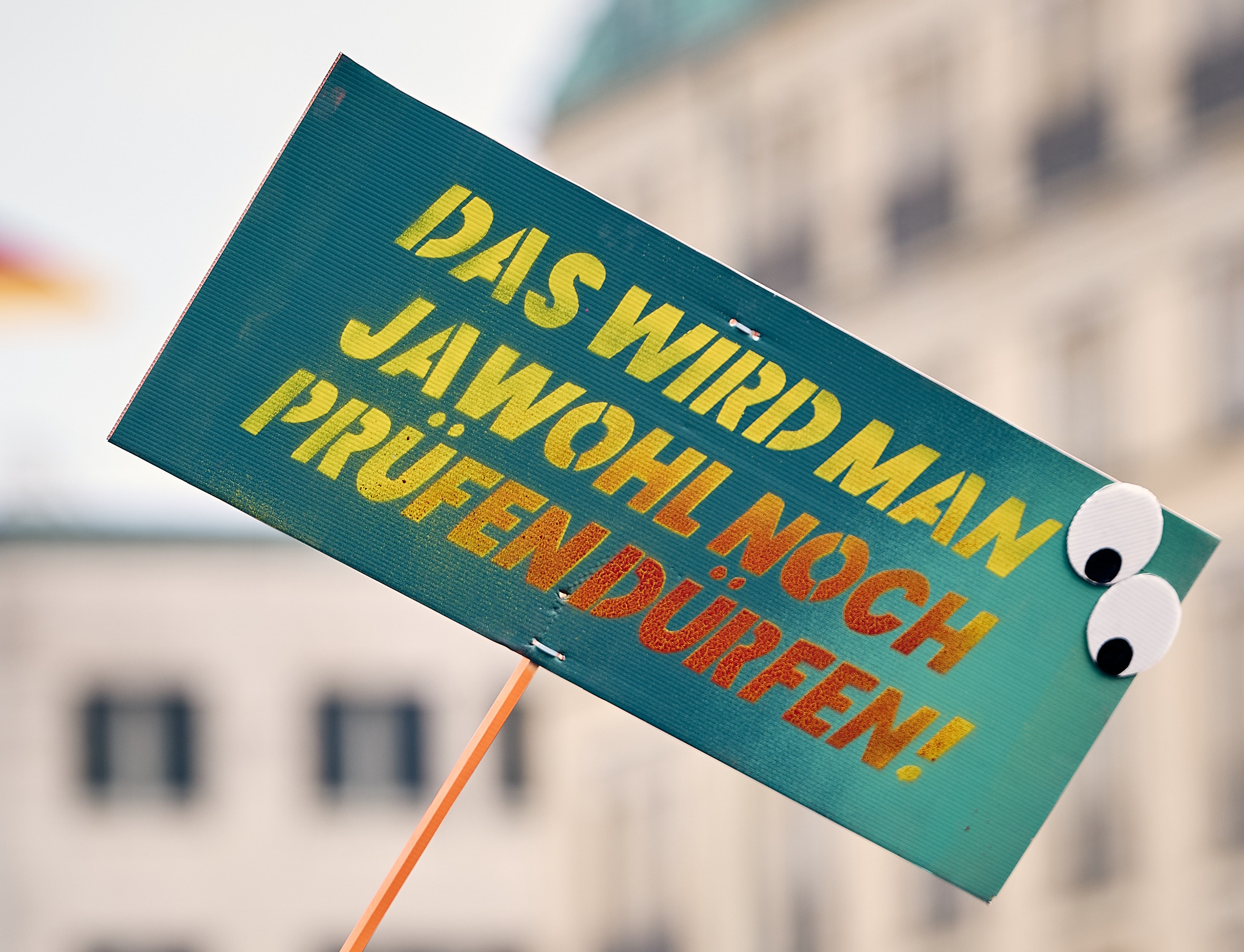 130.000 Menschen demonstrieren bundesweit für Demokratie und gegen Rechtsextremismus – PRÜF geht in 15 Landeshauptstädten auf die Straße