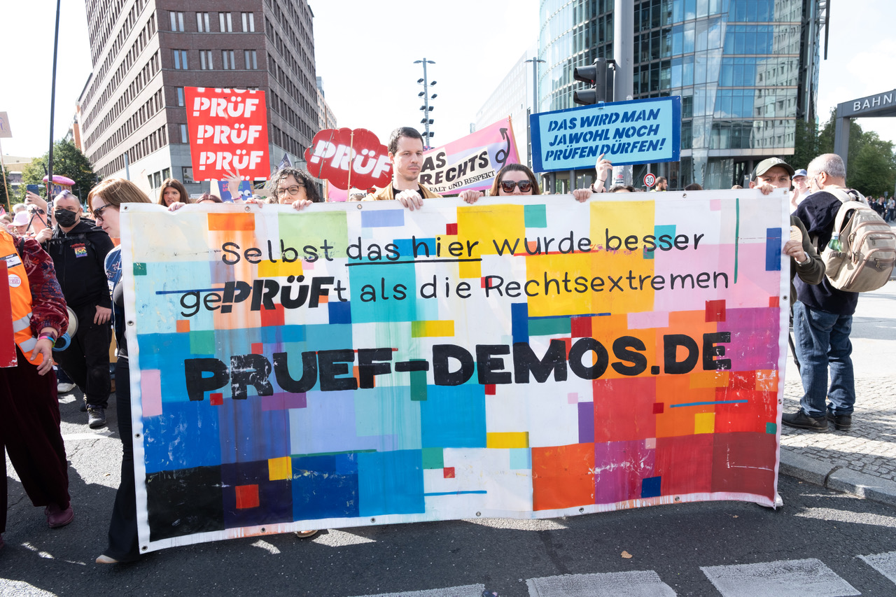 130.000 Menschen demonstrieren bundesweit für Demokratie und gegen Rechtsextremismus – PRÜF geht in 15 Landeshauptstädten auf die Straße