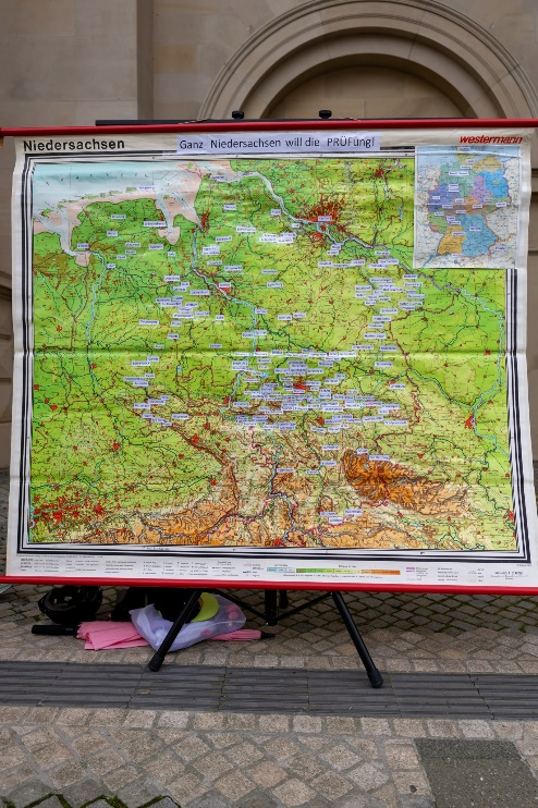 Zu sehen ist eine große Landkarte von Niedersachsen, wie man sie in der Schule benutzt. Draufgeklebt sind sämtliche Orte, aus denen die Postkarten eingegangen sind.